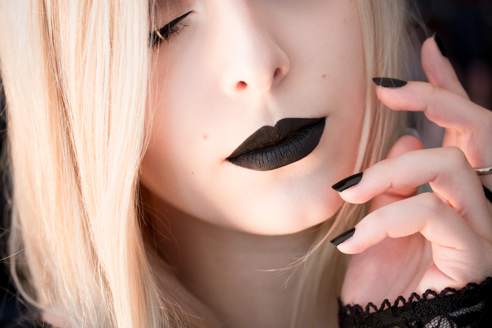Portrait et maquillage gothique romantique par No Eelys avec le rouge à lèvres Witches de Kat Von D - Modèle gothique blonde