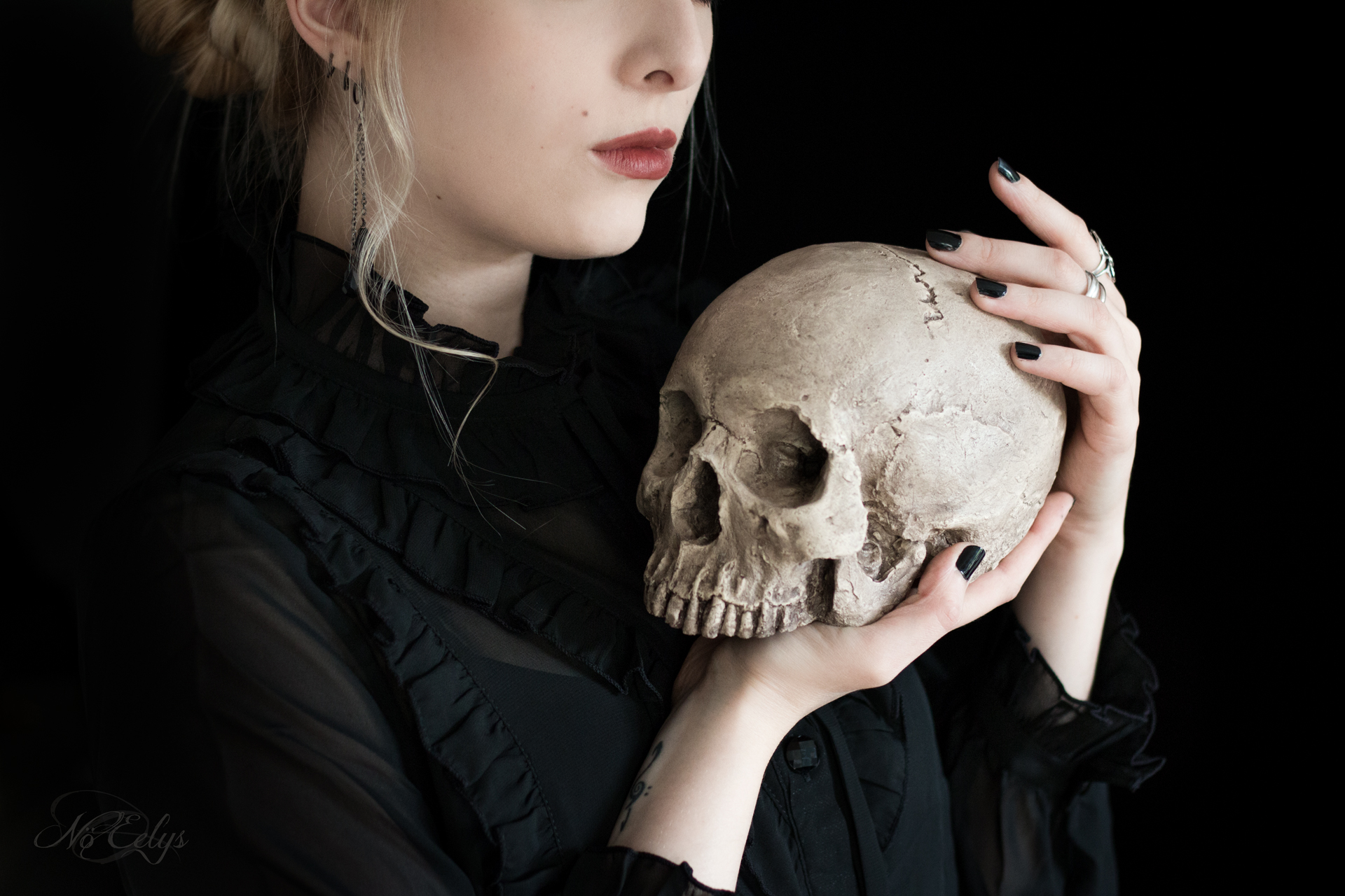 Portrait gothique romantique victorien avec réplique de crâne par No Eelys photographe, modèle et blogueuse alternative Paris Ile de France (Le Boudoir de Nö)