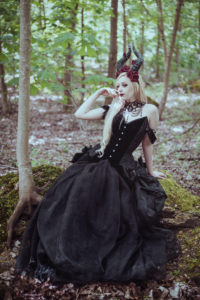 Modèle alternative Nö Eelys, Photographe Pierre Nguyen, maquillage Le Boudoir de Nö, tenue gothique romantique, parure et coiffe fantaisie dragon noir par Medeina des Lys