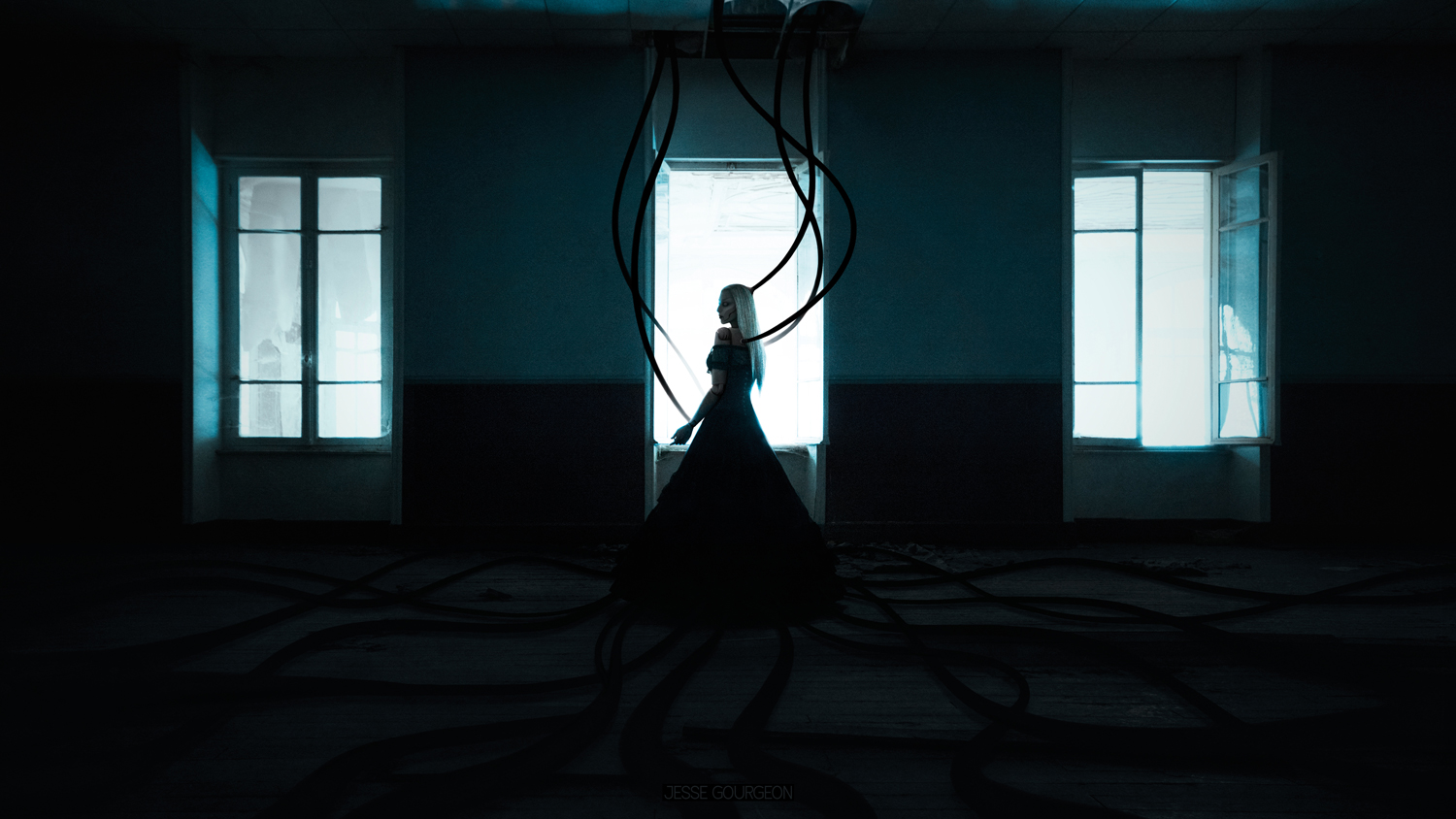 Nö Eelys par Jesse Gourgeon, modèle alternative gothique, robot, urbex, horreur