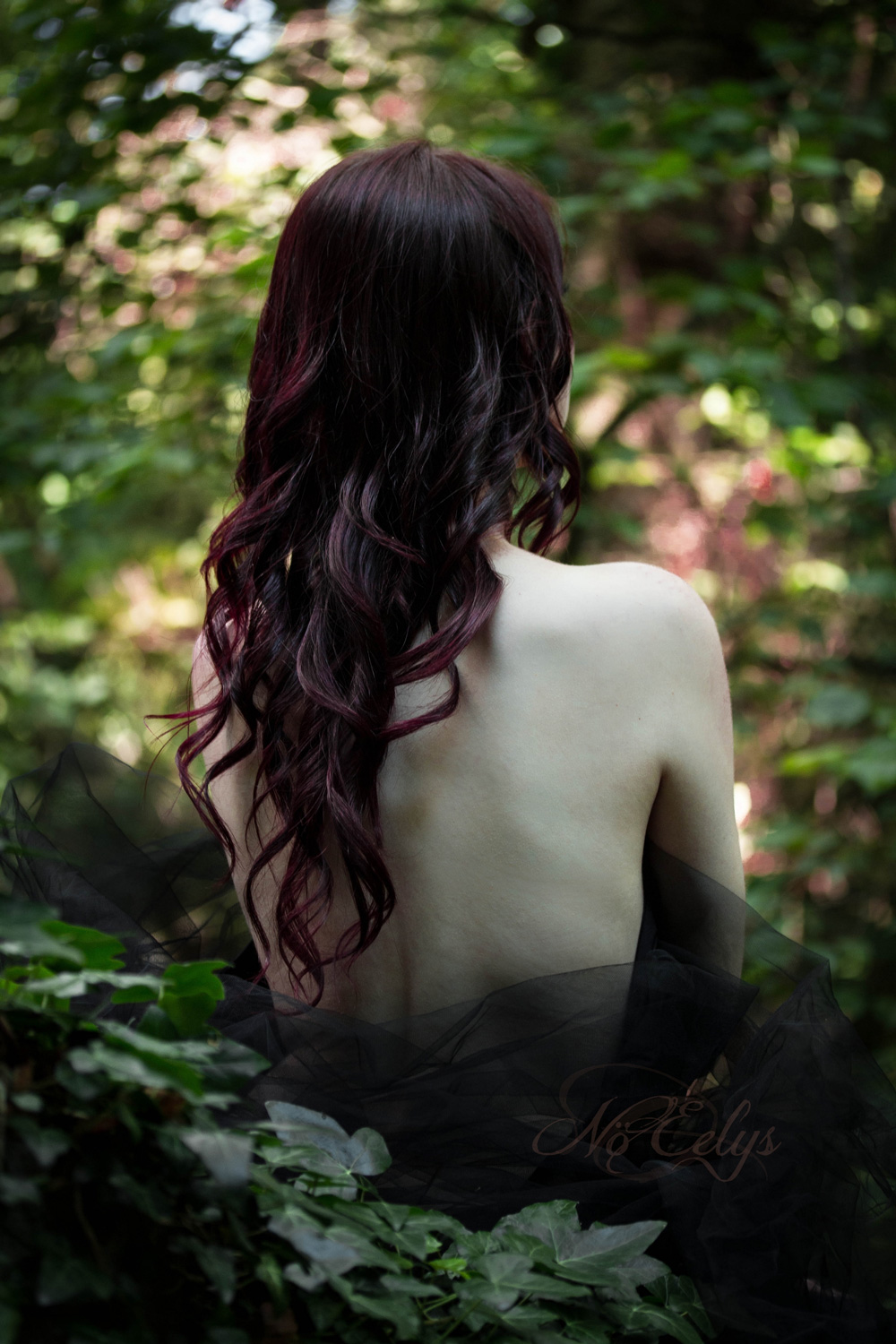 Nu artistique dans les bois par Nö Eelys, modèle alternative cheveux rouge, nature