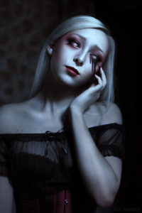 Portrait de Nö Eelys par Jesse Gourgeon, modèle alternative gothique romantique, larmes noires, horreur