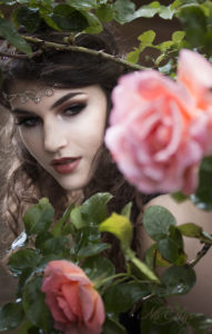Portrait féérique romantique roseraie diademe, Anne Lise Photo par Nö Eelys Photo, photographe alternative, maquillage par Le Boudoir de Nö