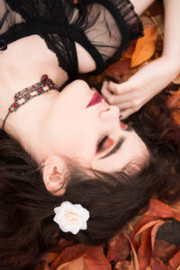 Portrait gothique automnal par Nö Eelys photo, coiffure par Findelë's Secrets, maquillage par Le Boudoir de Nö