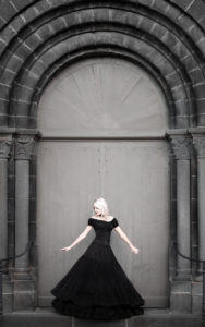 Anomaly modèle par Nö Eelys Photo, portrait gothique romantique devant porte d'église en pierre de Volvic, Auvergne, Maquillage par Le Boudoir de Nö