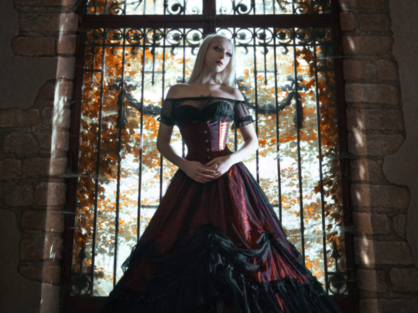 Portrait automne de Nö Eelys par Jesse Gourgeon, modèle alternative gothique romantique, jupe crinoline Sinister, urbex