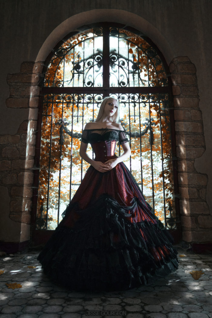 Portrait automne de Nö Eelys par Jesse Gourgeon, modèle alternative gothique romantique, jupe crinoline Sinister, urbex