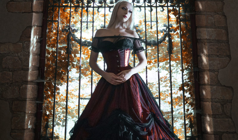 Portrait automne de Nö Eelys par Jesse Gourgeon, modèle alternative gothique romantique, jupe crinoline Sinister, urbex