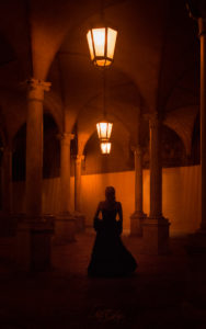 Portrait gothique romantique de nuit, arcades, mystère, Italie