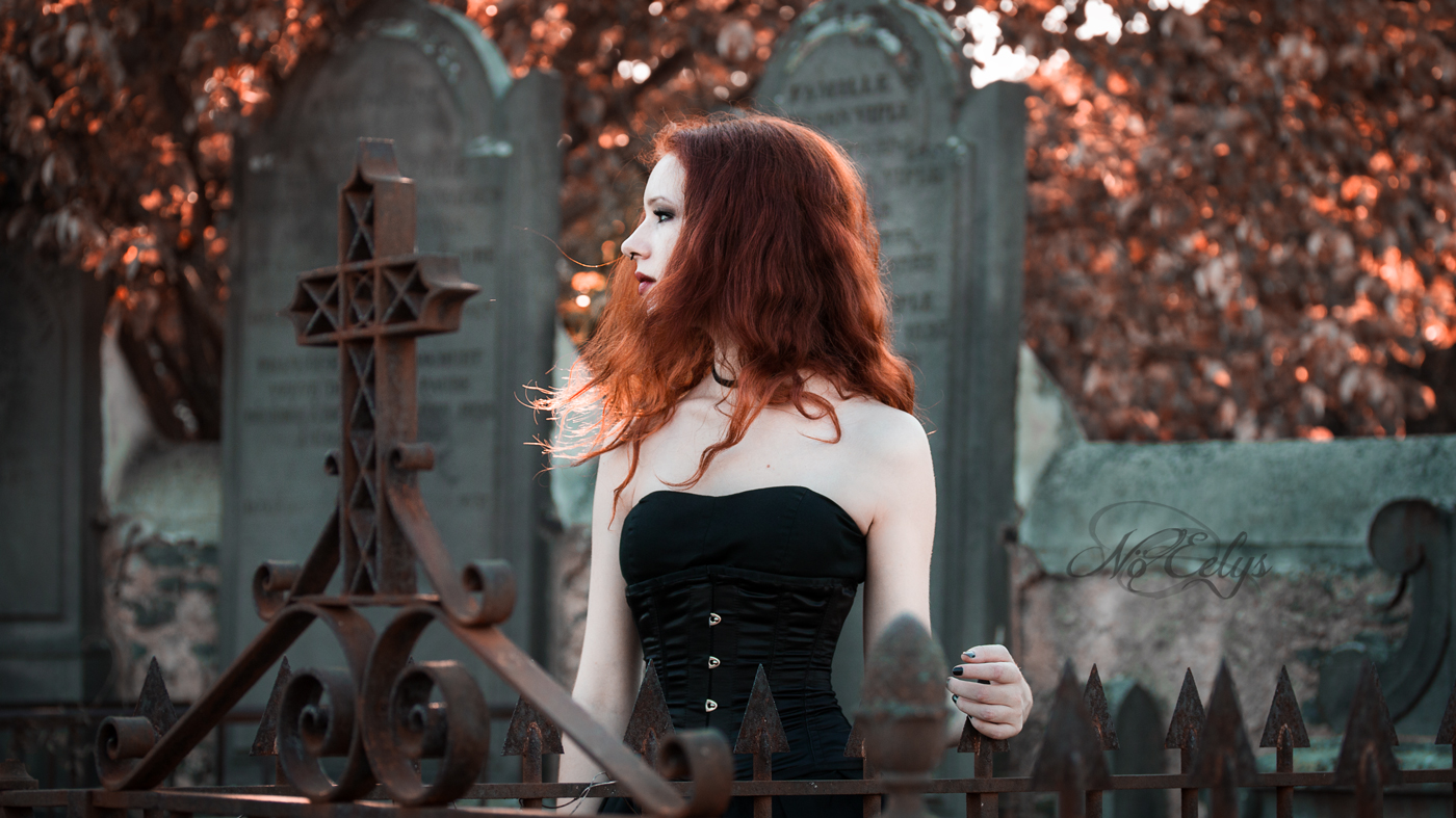 Aonvaa par Nö Eelys Photo, portrait gothique romantique dans un cimetière, modèle gothique rousse, Maquillage par Le Boudoir de Nö