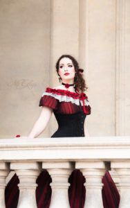 Portrait gothique victorien princesse au Louvre, Elyra Modèle, Nö Eelys Photo, Coiffure par Findelë's Secrets et maquillage par Le Boudoir de Nö