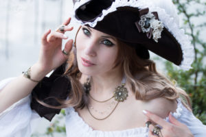Modèle alternative goth pirate Medeina des Lys, photo par Nö Eelys, bijoux par Ylena Hel