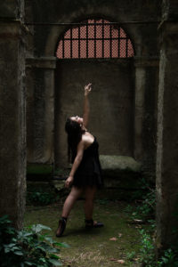 Photographie gothique romantique d'une danseuse en urbex, modèle Findelë's Secrets, Photo par Nö Eelys, maquillage par Le Boudoir de Nö
