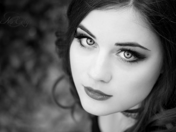 Portrait noir et blanc gothique romantique par Nö Eelys Photo, maquillage par Le Boudoir de Nö, modèle Anastasia Gorbyleva