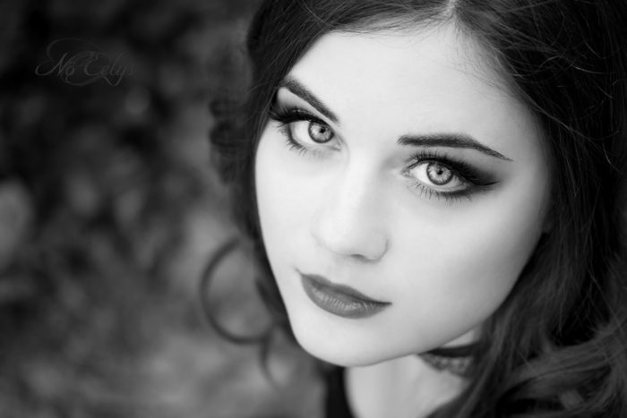 Portrait noir et blanc gothique romantique par Nö Eelys Photo, maquillage par Le Boudoir de Nö, modèle Anastasia Gorbyleva