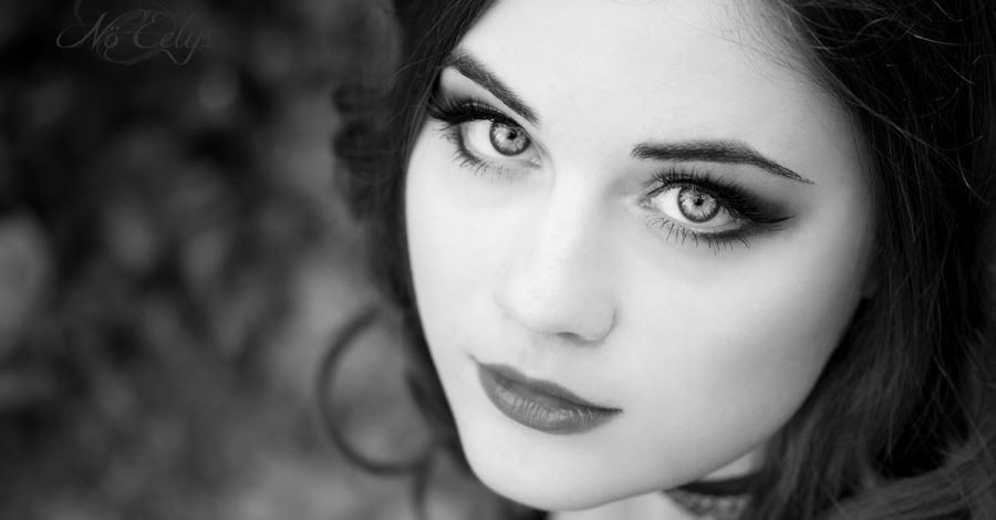 Portrait noir et blanc gothique romantique par Nö Eelys Photo, maquillage par Le Boudoir de Nö, modèle Anastasia Gorbyleva