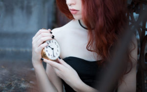 Aonvaa par Nö Eelys Photo, portrait gothique romantique avec horloge, modèle gothique rousse, Maquillage par Le Boudoir de Nö