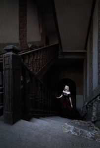 Nö Eelys par Jesse Gourgeon, modèle alternative gothique romantique, urbex et manoir hanté