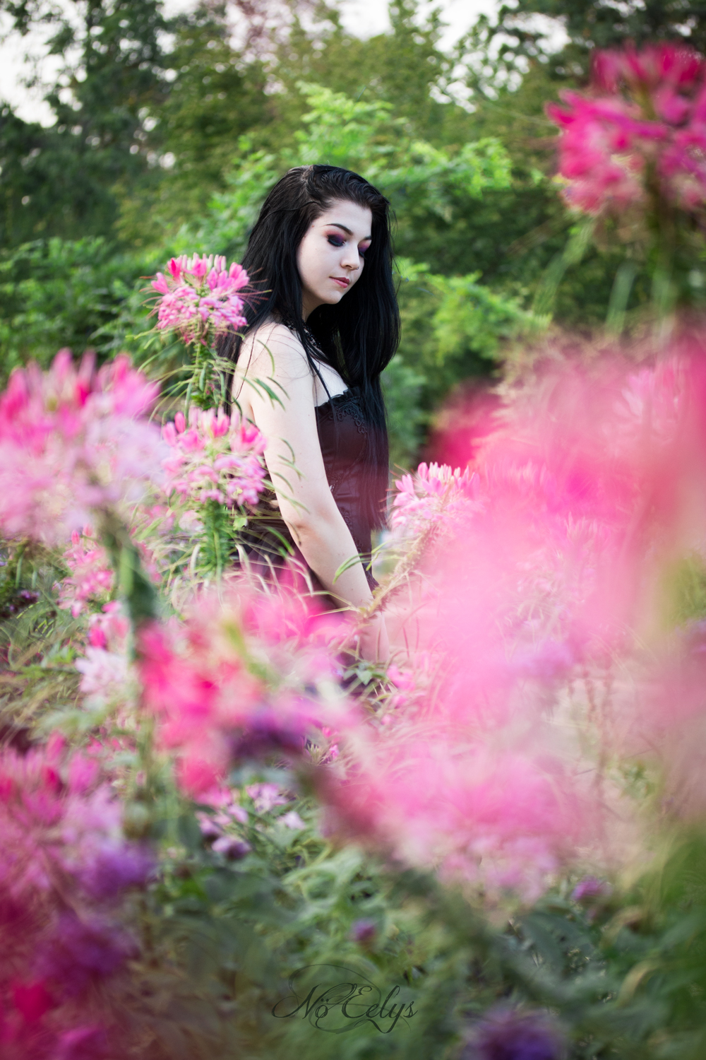 Portrait alternatif d'inspiration gothique romantique avec des fleurs, WhiteWolf modèle gothique alternative, photo par Nö Eelys