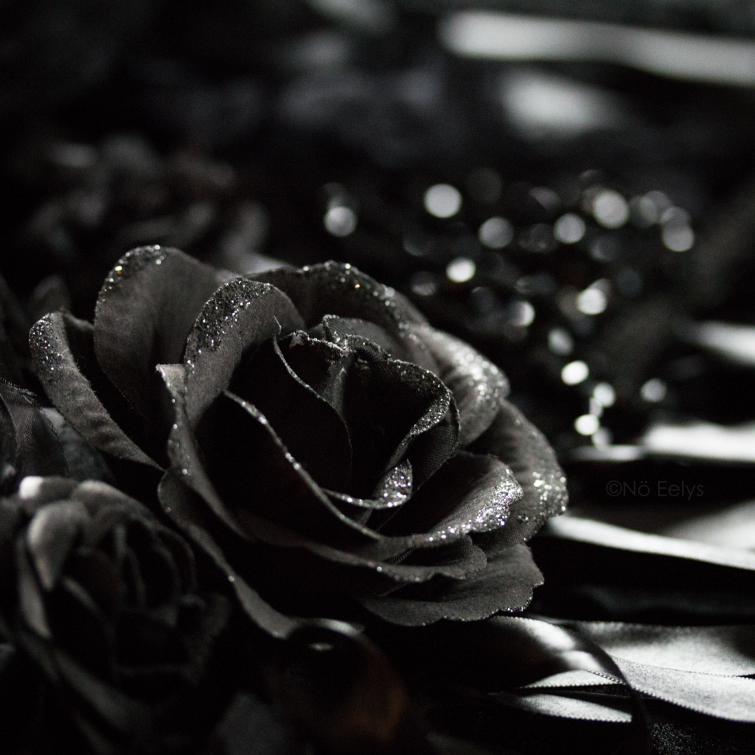 Rose noire paillettée par Nö Eelys du blog Le Boudoir de Nö