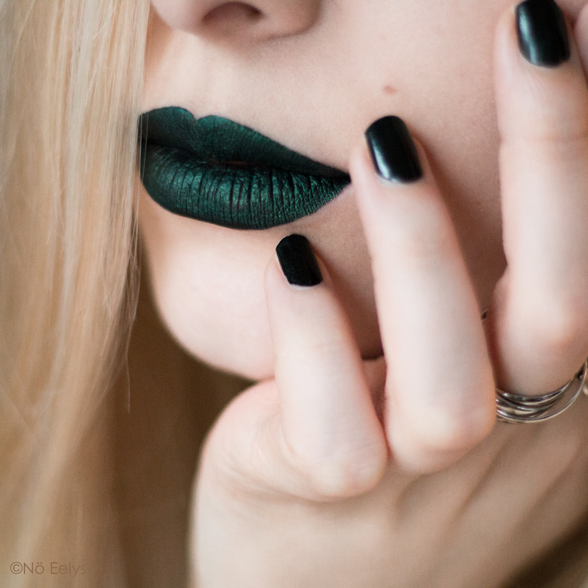 Portrait et maquillage gothique romantique par No Eelys avec le rouge à lèvres Myth de Black Moon Cosmetics - Modèle gothique blonde