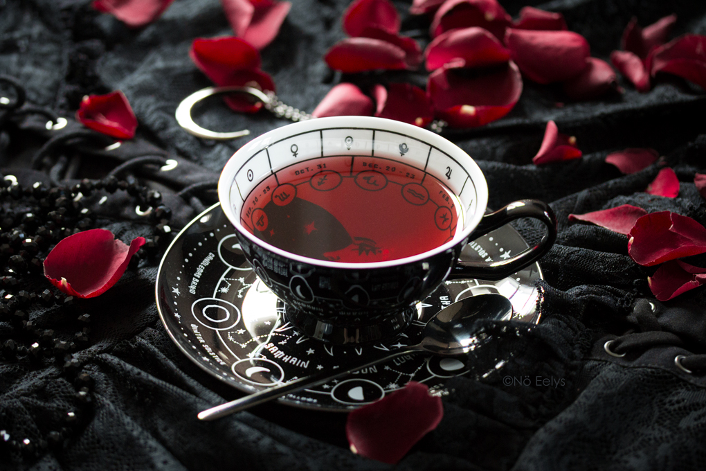 Tasse d'inspiration gothique noire aux motifs astrologiques, Cosmic Tea Cup Killstar blog Le Boudoir de No
